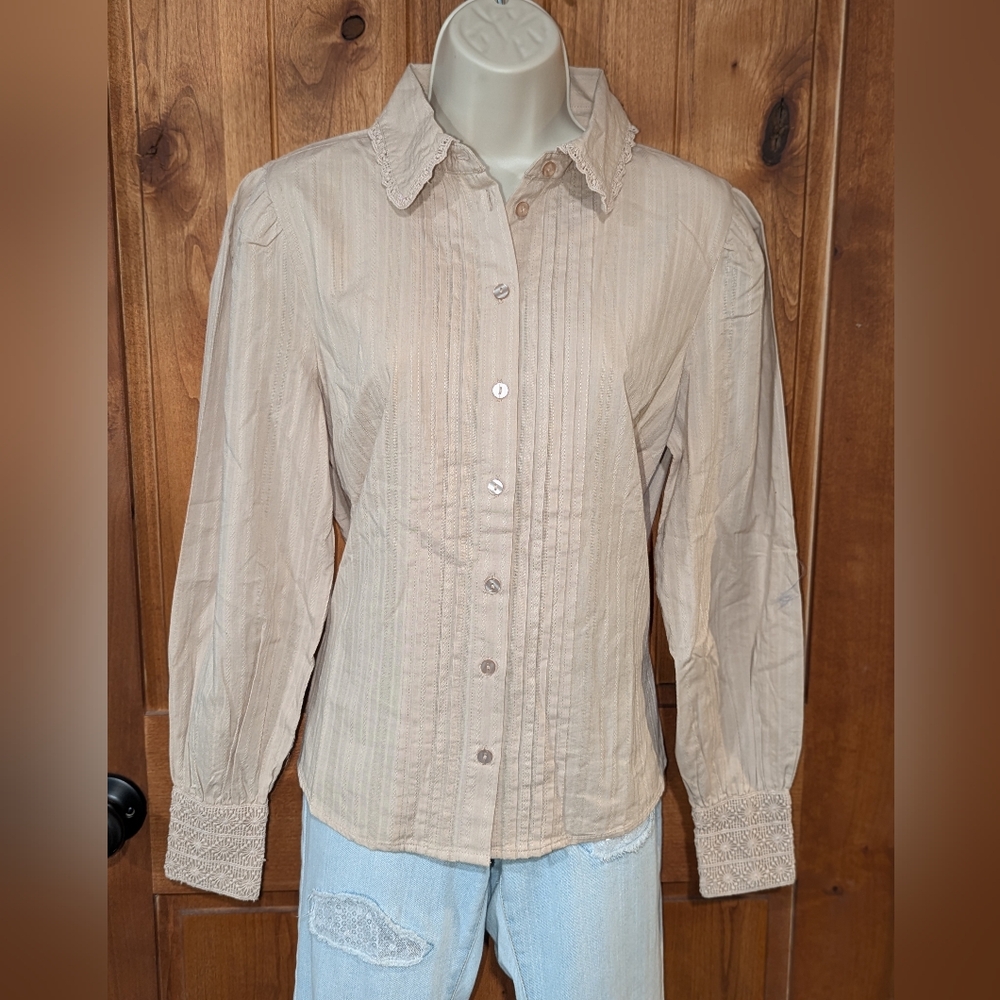 Me- Jenny Garth Beige‎ Button Down Shirt with Lace Cuffs